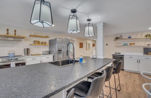 Manning Casa | Marvelous Manning: 4-Bdr + Studio + Waterfront