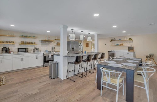 Manning Casa | Marvelous Manning - 4Bdr + Game Room +Waterfront!