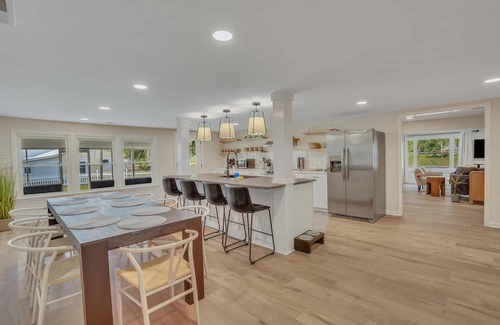 Manning Casa | Marvelous Manning - 4Bdr + Game Room +Waterfront!