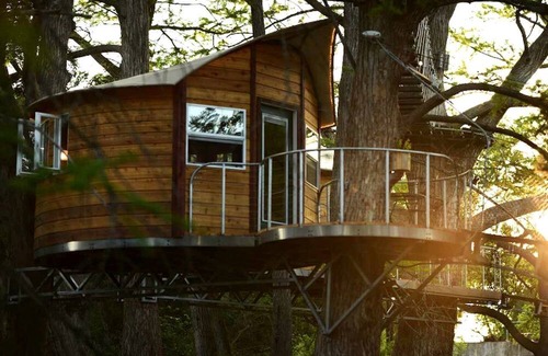 Spicewood Alquiler De RV | Romantic Getaways in Fully-Equipped Tree House Rental in Spicewood, Texas