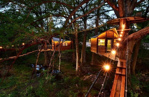 Spicewood Alquiler De RV | Romantic Getaways in Fully-Equipped Tree House Rental in Spicewood, Texas