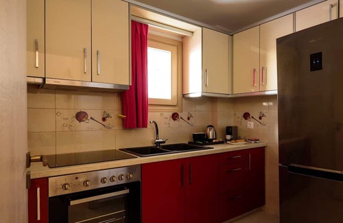 Tholos Casa | Charming House in the Heart of Oia, Private Jacuzzi, Spacious Yard and Kitchen