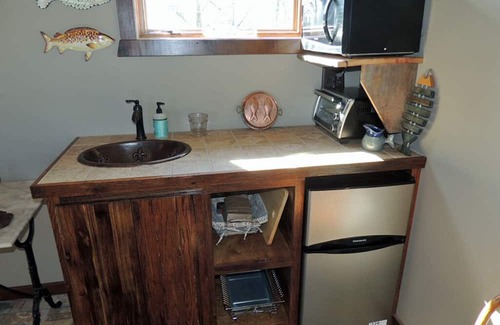 Treloar Cama Y Desayuno | Fish Haus: charming cottage with breathtaking views of the Missouri River!