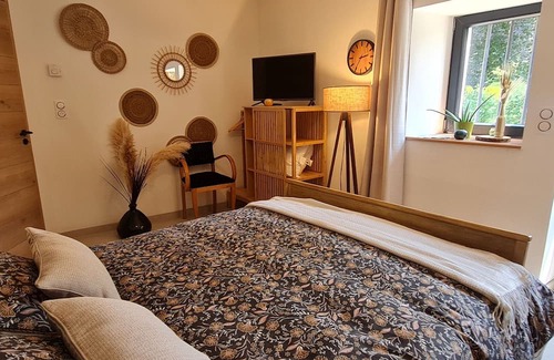 Ormes-et-Ville Cama Y Desayuno | Quiet guest room with private entrance and parking in Ormes-et-Ville