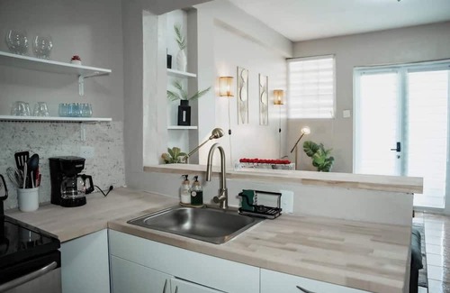 Catano Apartamento | Lovely 4-BR/3BA w. 2 King Beds in Fun Catano w. AC, WiFi, Ferry to Old San Juan