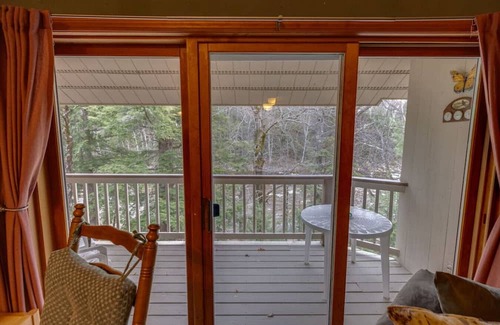 Lincoln Apartamento | Riverfront Condo w/ Outdoor Pool