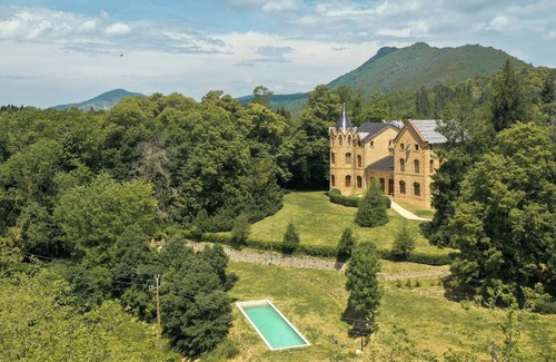 Sant Hilari Sacalm Villa | Castillo modernista elegante en Cataluña, España, con piscina, torre y capilla