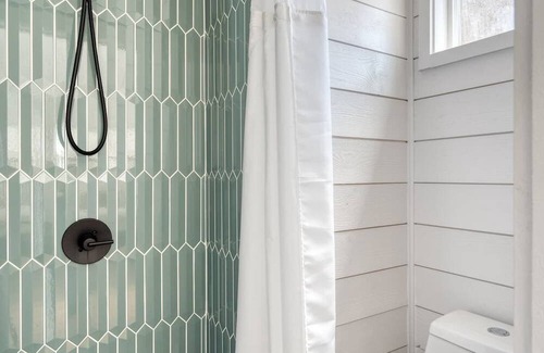 Overlook Apartamento | Mississippi Micro-Luxe: Mid-Century Style