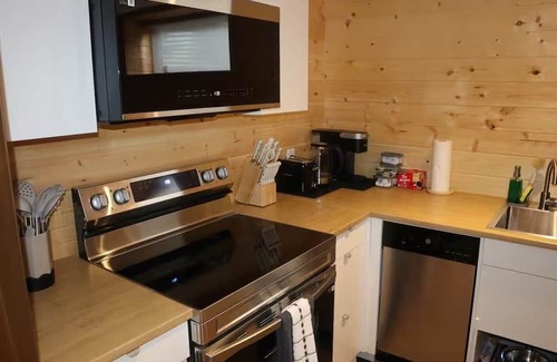 Fort Gary Casa | 1BD Cozy Suite with Office Space near U of M