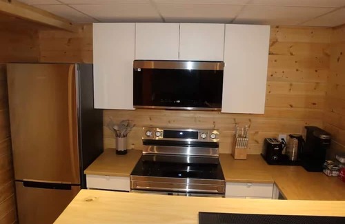 Fort Gary Casa | 1BD Cozy Suite with Office Space near U of M