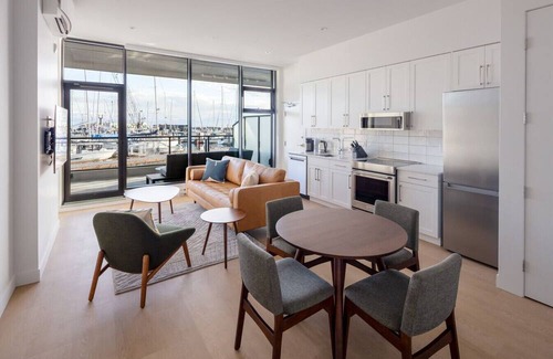 Regional District of Nanaimo Apartamento | Suite 105 - One-Bedroom Oceanview King Suite | Pet Friendly
