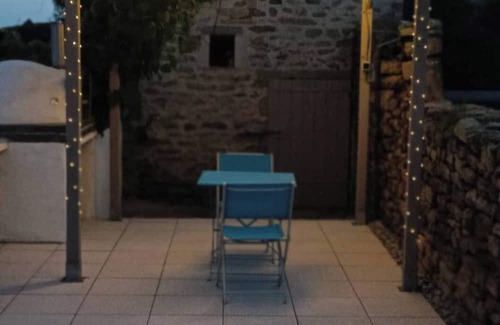 Plozevet Casa | Ty Gwenn Longere, Sea views, sunlit garden & BBQ terrace for al fresco dining