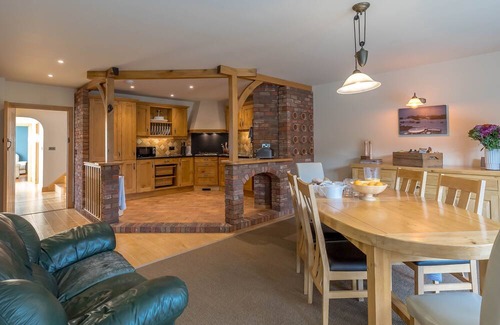 Glandyfi Cabaña | Perfect Family Retreat near Beach & Pubs in Talybont | Yr-Hen-Ty-Coets