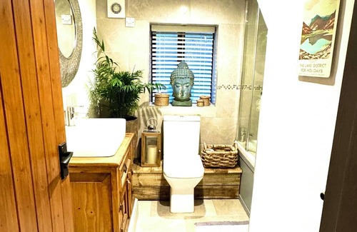 Eamont Bridge Casa | 1800’s Barn conversion located in a village close to Penrith. Luxury room.