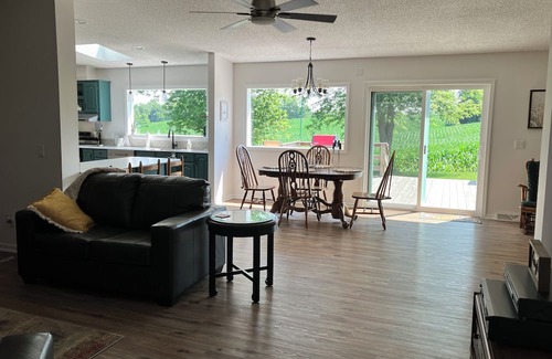 La Porte Casa | Charming 2-bedroom house in Harbor Country. 5 minutes from downtown Three Oaks