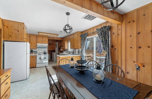 Al Tahoe Cabina | Regan Beach Cabin Retreat: 5BR home 1 block to Regan Beach, Lake Tahoe
