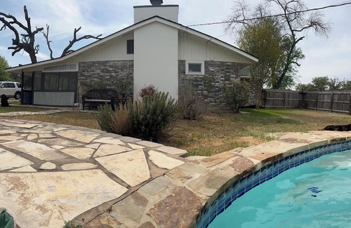 Boerne Casa | Charming 3-bedroom house with pool, large fenced yard, 1.5 miles to Main St.