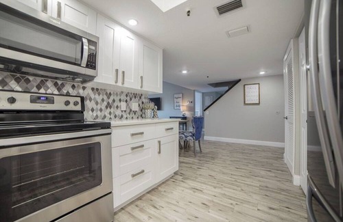 St. Petersburg - Clearwater Condominio | NEWLY RENOVATED! Beach Condo with Luxury Amenities