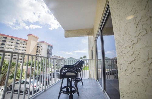 St. Petersburg - Clearwater Condominio | NEWLY RENOVATED! Beach Condo with Luxury Amenities