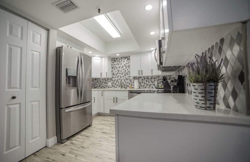 St. Petersburg - Clearwater Condominio | NEWLY RENOVATED! Beach Condo with Luxury Amenities