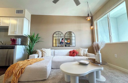 Beverly Hills Apartamento | Stylish Getaway W/Pool&GYM+Parking 10 Min to Cedar