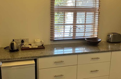 Harare Apartamento | Chic studio nestled in a lovely garden with pool - 2254