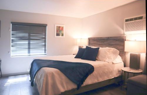 North Oak Park Casa | Charming Remodeled Studio Retreat w Front Garden