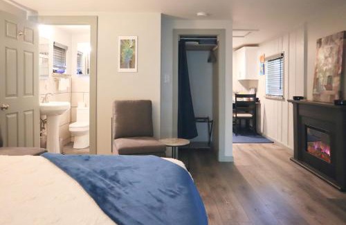 North Oak Park Casa | Charming Remodeled Studio Retreat w Front Garden