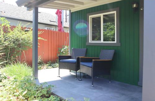 North Oak Park Casa | Charming Remodeled Studio Retreat w Front Garden