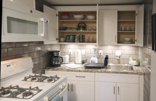 North Oak Park Casa | Charming Remodeled Studio Retreat w Front Garden