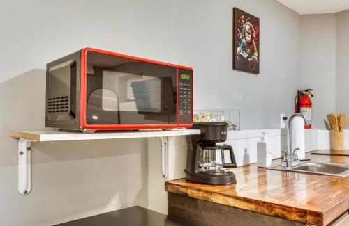 Elizabeth Apartamento | Cozy Apartment 1 Mi to Elizabeth Transit Station!