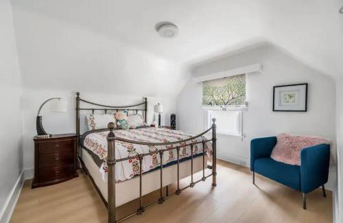 Dunbar Casa | cozy two bedroom in upper floor in vancouver west