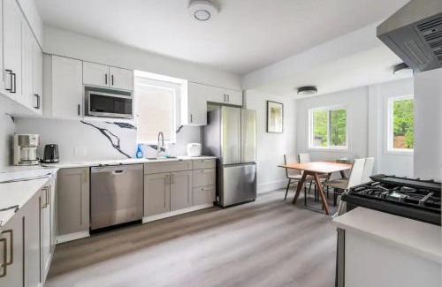 Dunbar Casa | cozy two bedroom in upper floor in vancouver west