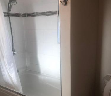 Richmond Casa | Large suite with separate bathroom