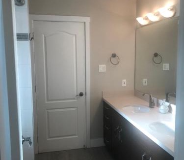 Richmond Casa | Large suite with separate bathroom