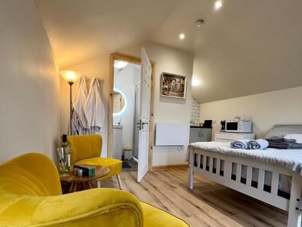 Omagh Otro | Speir dorcha cabin