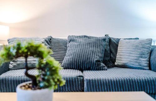 Warrington Apartamento | Modern 1-Bedroom Apartment with Free Wi-Fi and Parking by Amazing Spaces Relocations Ltd