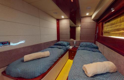 Dubai Marina Alquiler De Eote | Overnight Stay by Conwy Yachts