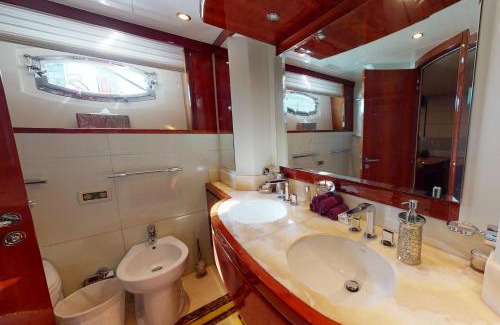 Dubai Marina Alquiler De Eote | Overnight Stay by Conwy Yachts