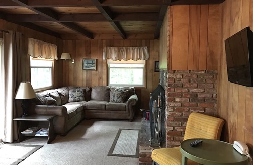Conway Chalet De Esquí | Waterfront Chalet with private beach in the White Mountains of New Hampshire.