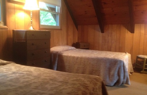 Conway Chalet De Esquí | Waterfront Chalet with private beach in the White Mountains of New Hampshire.