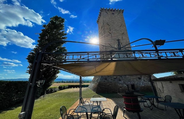 Sleeps 11 - Huge Charming Italian Villa & Pool - Aircon - Wifi