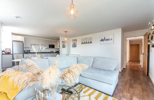 Pass the Keys | Modern and Scenic 2 Bed 2 Bath Flat With River Views