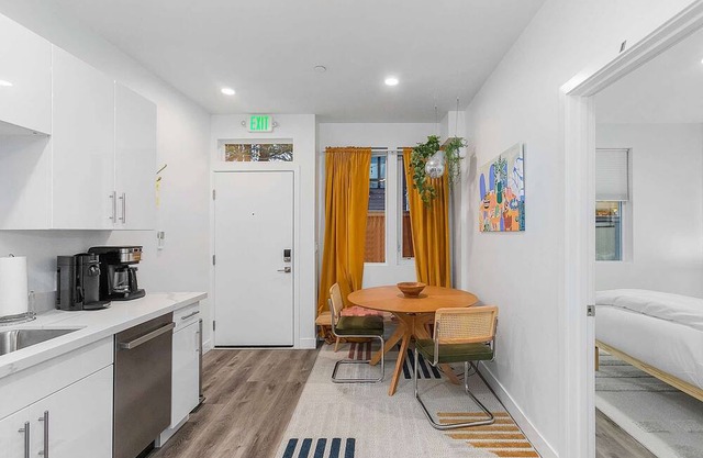 Jon's Wolf Den in Capitol Hill