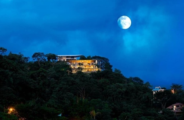 Impressive Ocean and Sunset Views- 5br Home in Manuel Antonio with Infinity Pool
