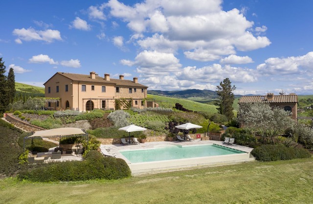 LUXURY COTTAGE IN TUSCAN ESTATE - POOL - NEXT TO A GOLF COURSE! (MORAIOLO)