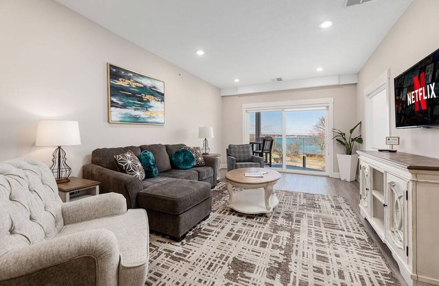 ♛ 539 Bay St ⁀➷ Luxury Downtown 2BDR Lake View Penthouse Condo steps to Beach! ➠ 302W
