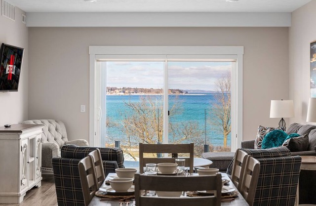 ♛ 539 Bay St ⁀➷ Luxury Downtown 2BDR Lake View 2nd Floor Condo on West Bay ➠ 203E