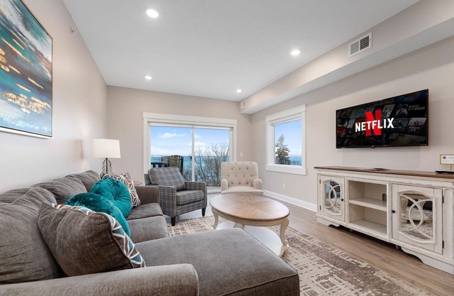 ♛ 539 Bay St ⁀➷ Luxury Downtown 2BDR Lake View Penthouse Condo steps to Beach! ➠ 402W