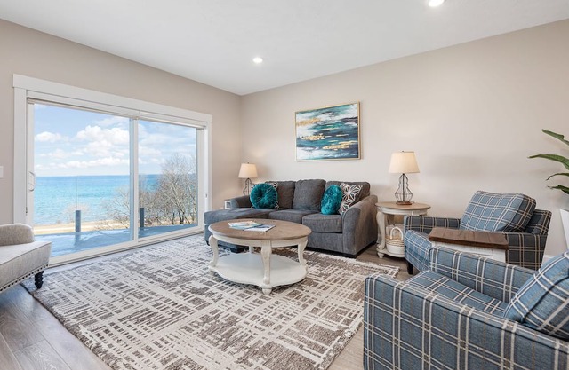 ♛ 539 Bay St ⁀➷ 2BDR Lake View 1st Floor Condo steps to Beach! ➠ 103E